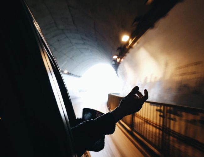 Hånd ut av bil i tunnel