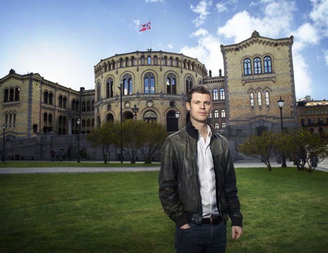 Bjørnar Moxnes foran Stortinget. Foto: Einar Aslaksen
